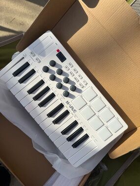 M-Audio M-Wave 25-Key USB MIDI Keyboard Controller - White